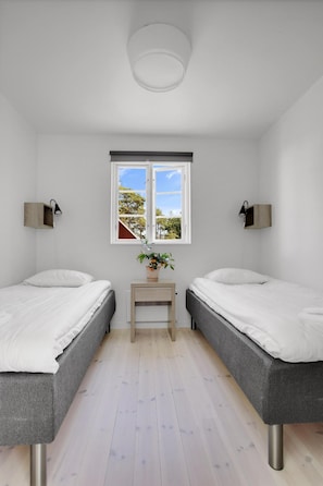 Cribs/infant beds - Ljugarn Semesterby (Ljugarn)
