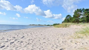 På stranden och vit sandstrand