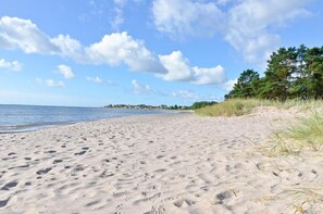 On the beach, white sand, kayaking - Ljugarn Semesterby (Ljugarn)