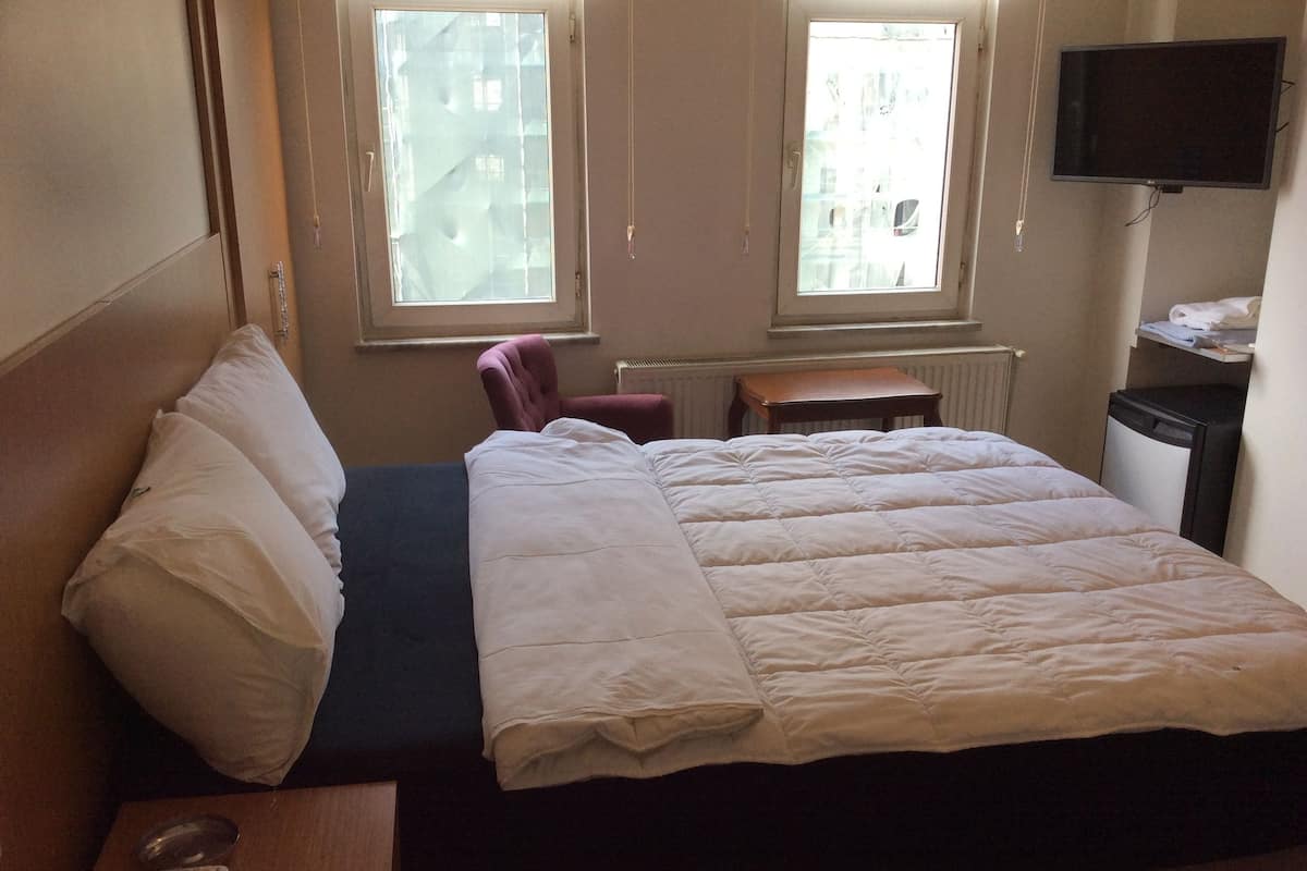 Habitación familiar | Caja de seguridad en la habitación y escritorio