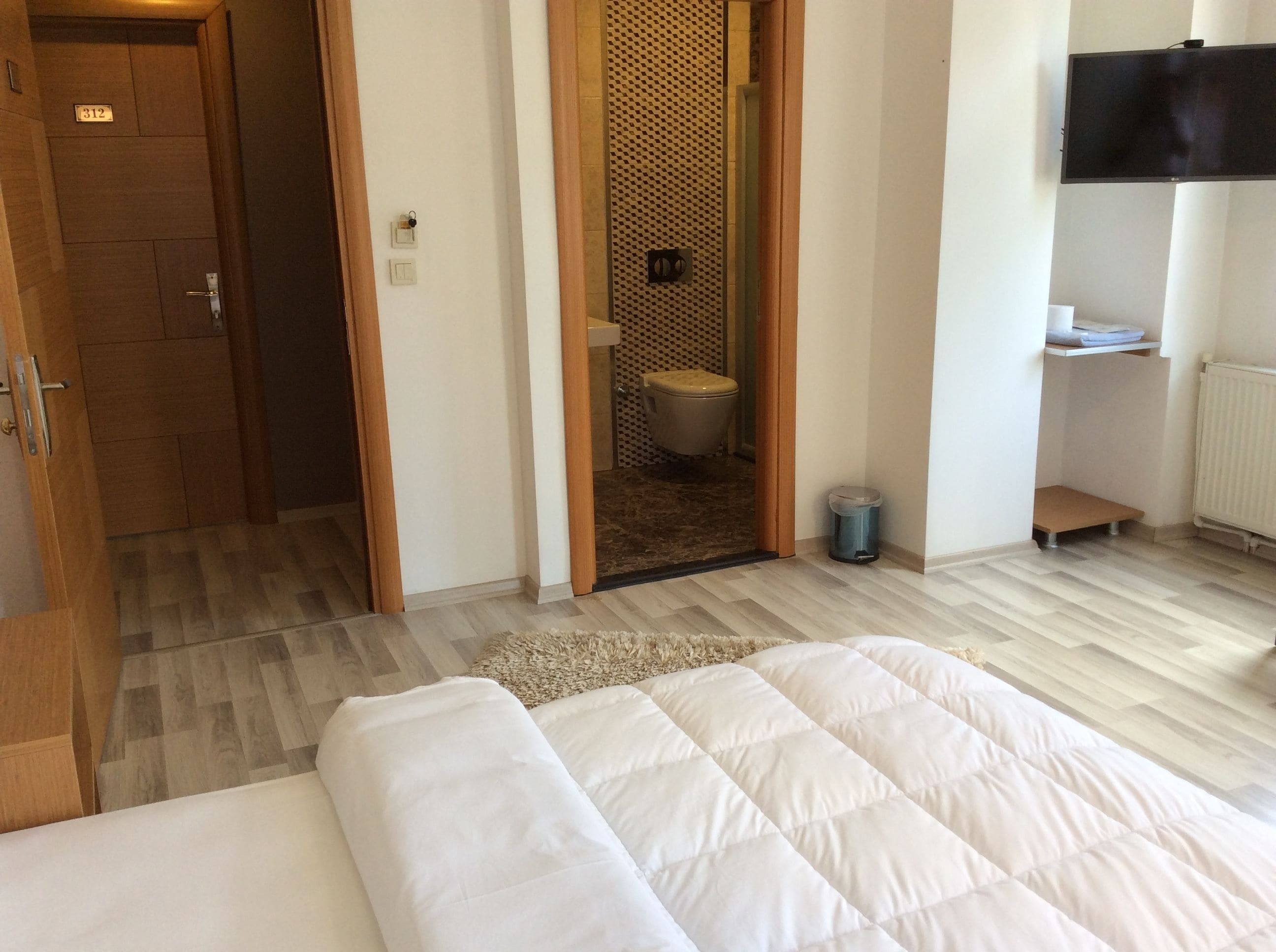 豪華客房 | 客房內保險箱、書桌、筆電工作空間、遮光布/窗簾