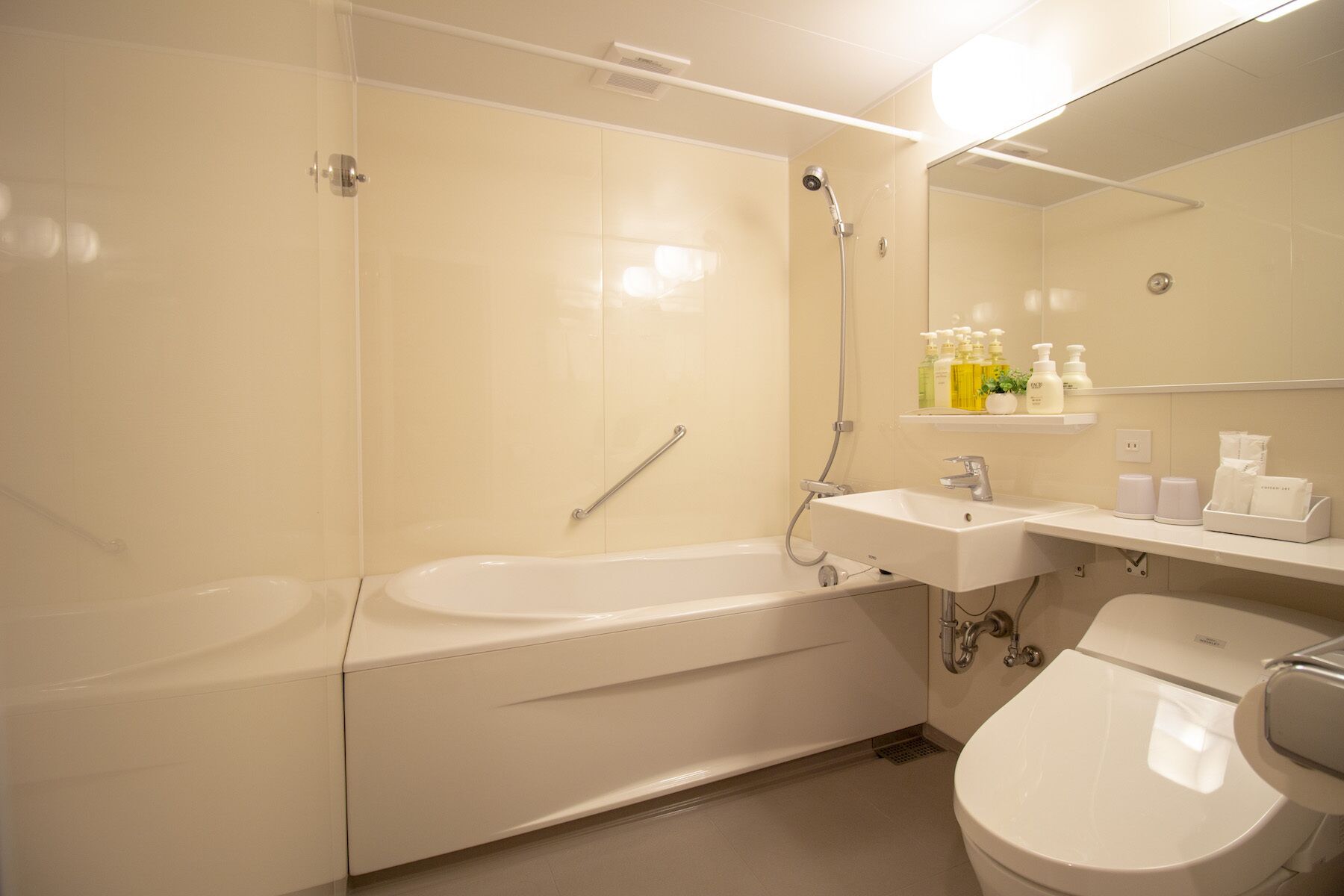 business twin room | bathroom | combined shower/bathtub, free toiletries, hair dryer, bathrobes