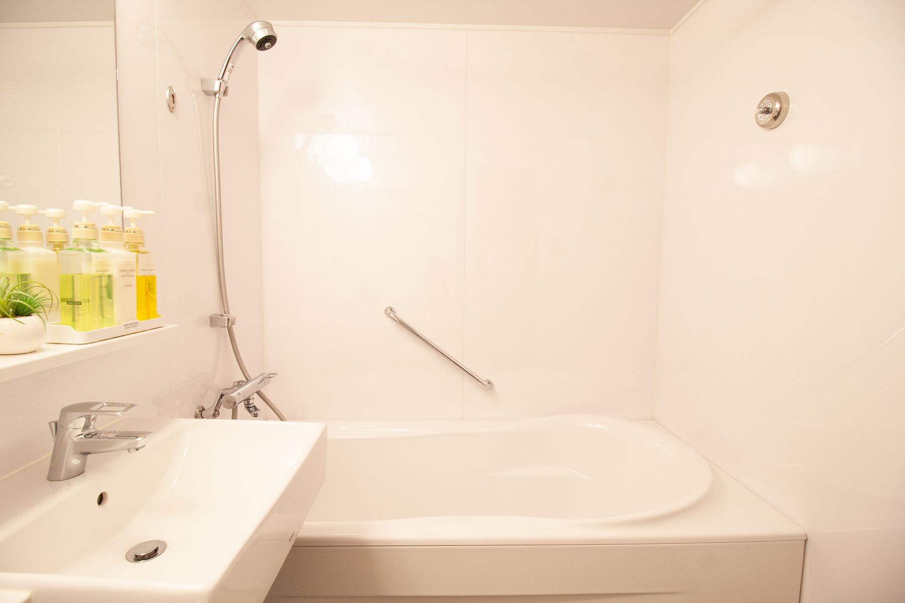 traditional room | bathroom | combined shower/bathtub, free toiletries, hair dryer, bathrobes