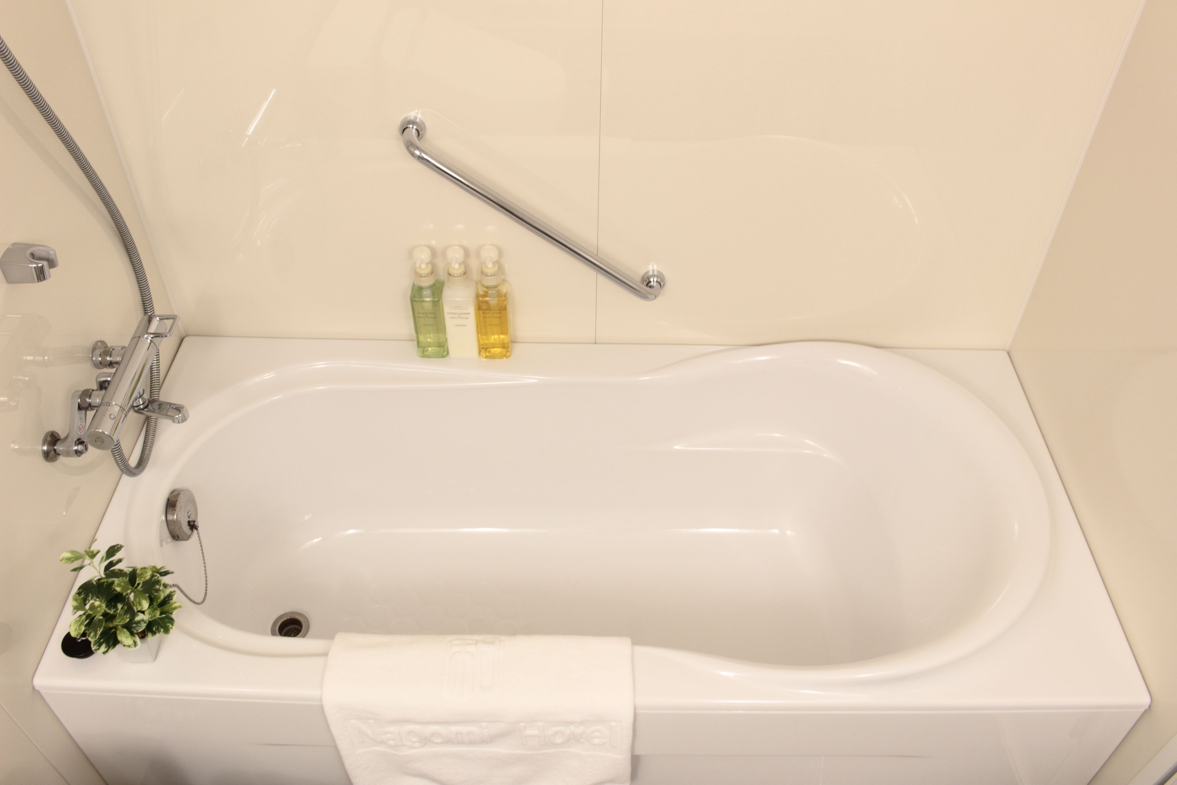 deluxe twin room | deep-soaking bathtub