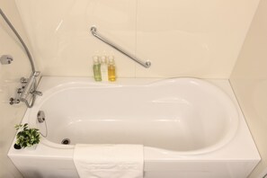 Deluxe Twin Room | Deep soaking bathtub