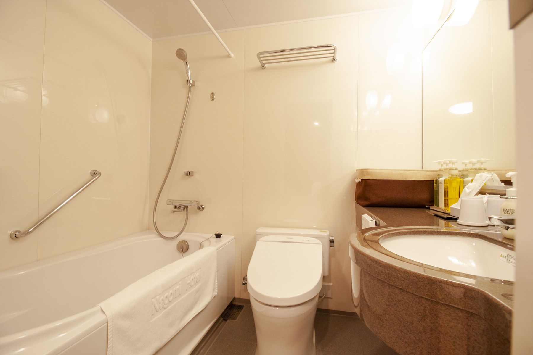 traditional single room | bathroom | combined shower/bathtub, free toiletries, hair dryer, bathrobes