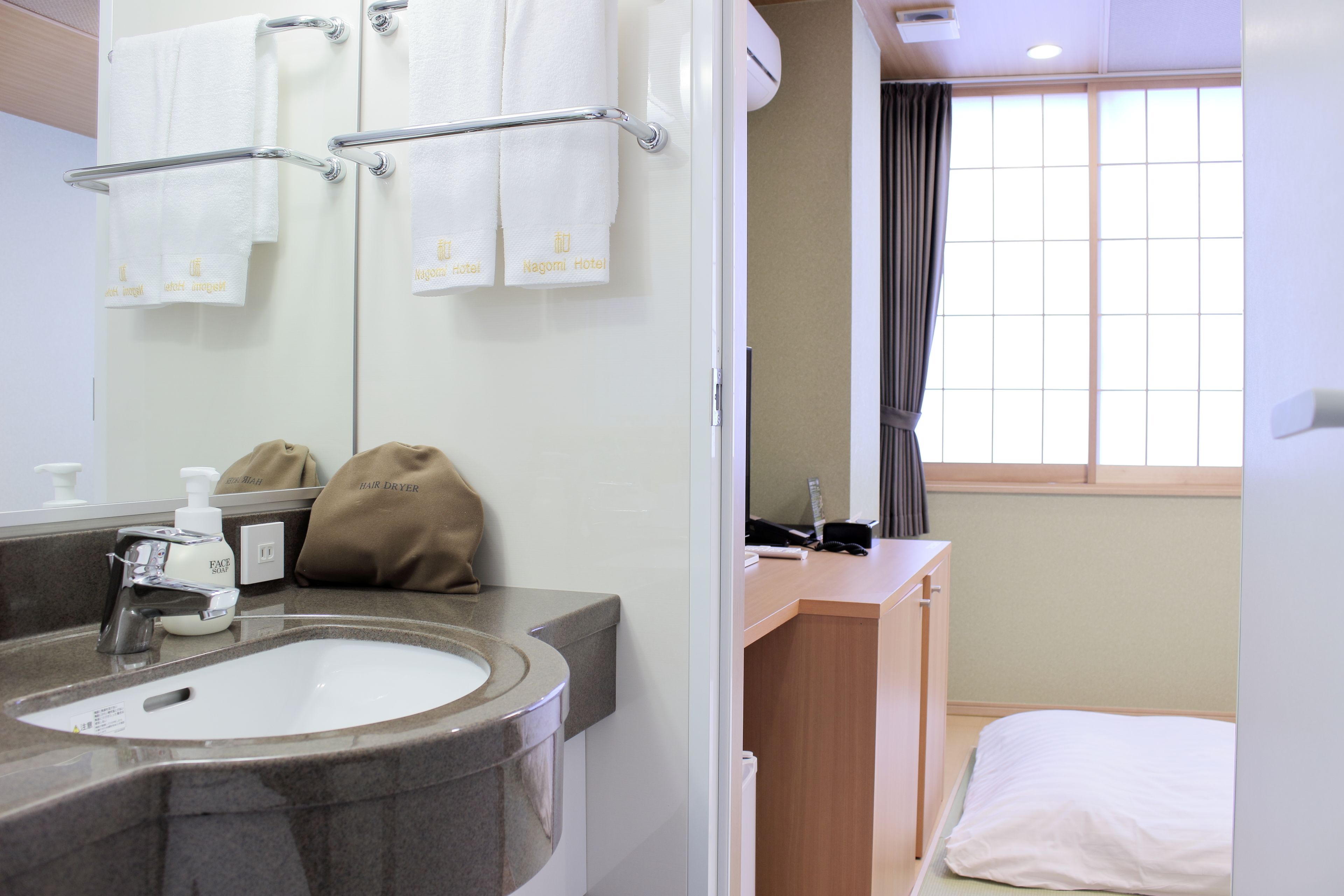 traditional single room | bathroom | combined shower/bathtub, free toiletries, hair dryer, bathrobes