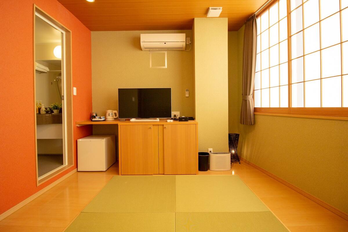 Traditional Single Room | Down comforters, soundproofing, iron/ironing board (on request)