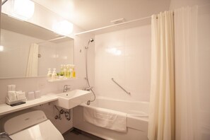 和室B | バスルーム | シャワー付き浴槽、バスアメニティ (無料)、ヘアドライヤー、バスローブ