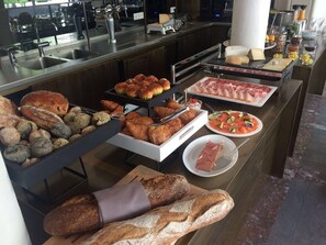 Frukostbuffé varje dag (EUR 20.00 per person)