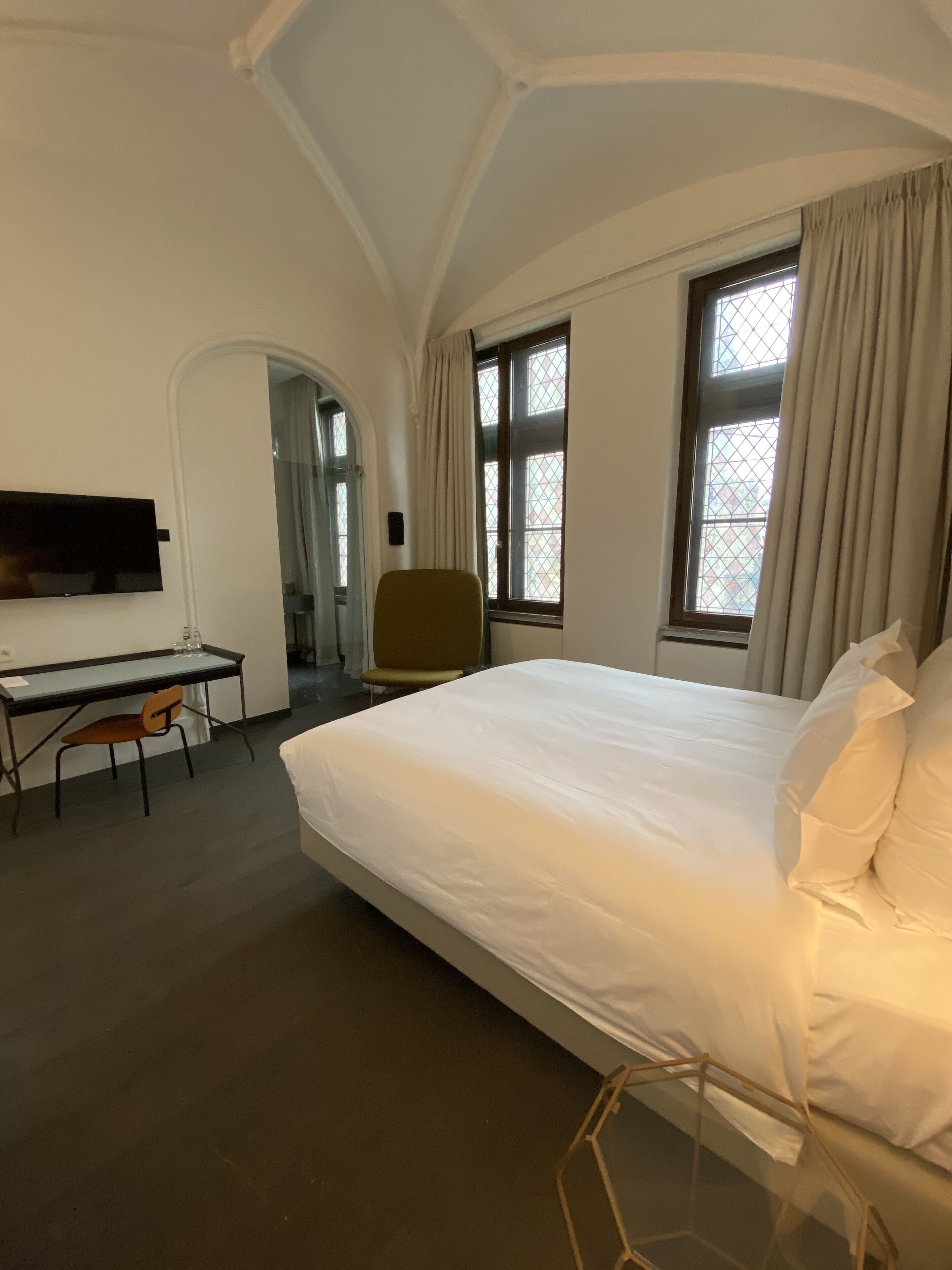 executive double room | premium bedding, minibar, in-room safe, desk