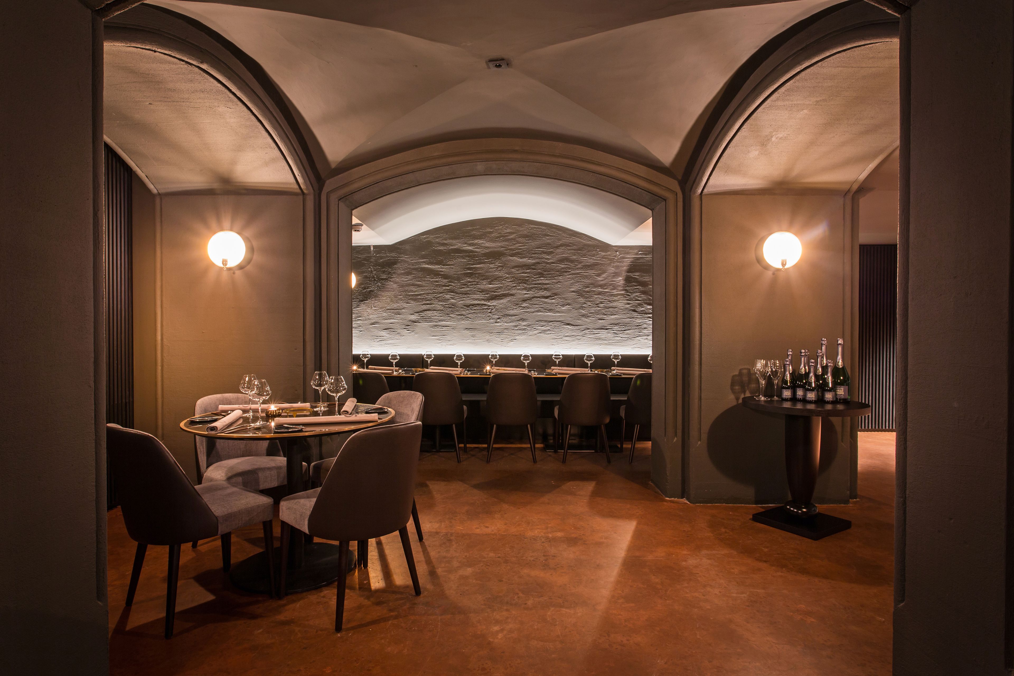 breakfast, lunch, dinner served; international cuisine