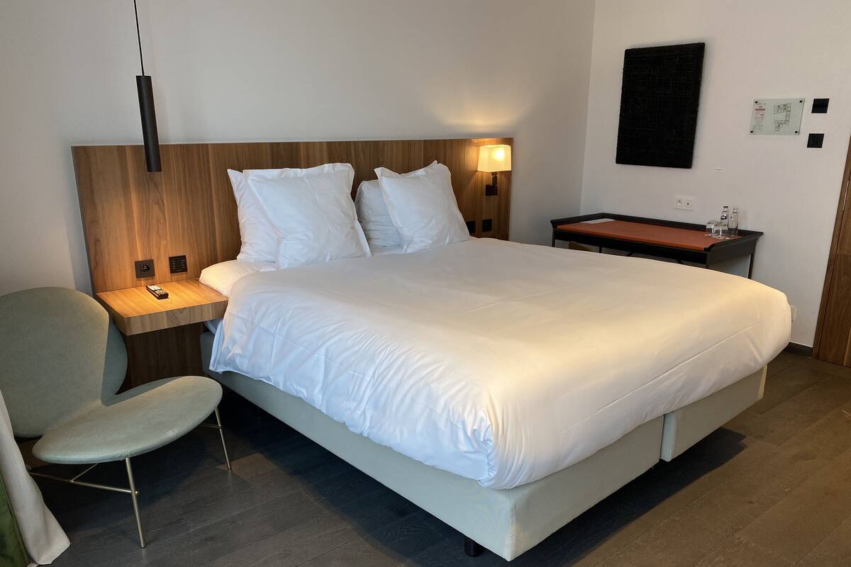 Phòng đôi Deluxe | Bộ đồ giường cao cấp, minibar, két bảo mật tại phòng, bàn