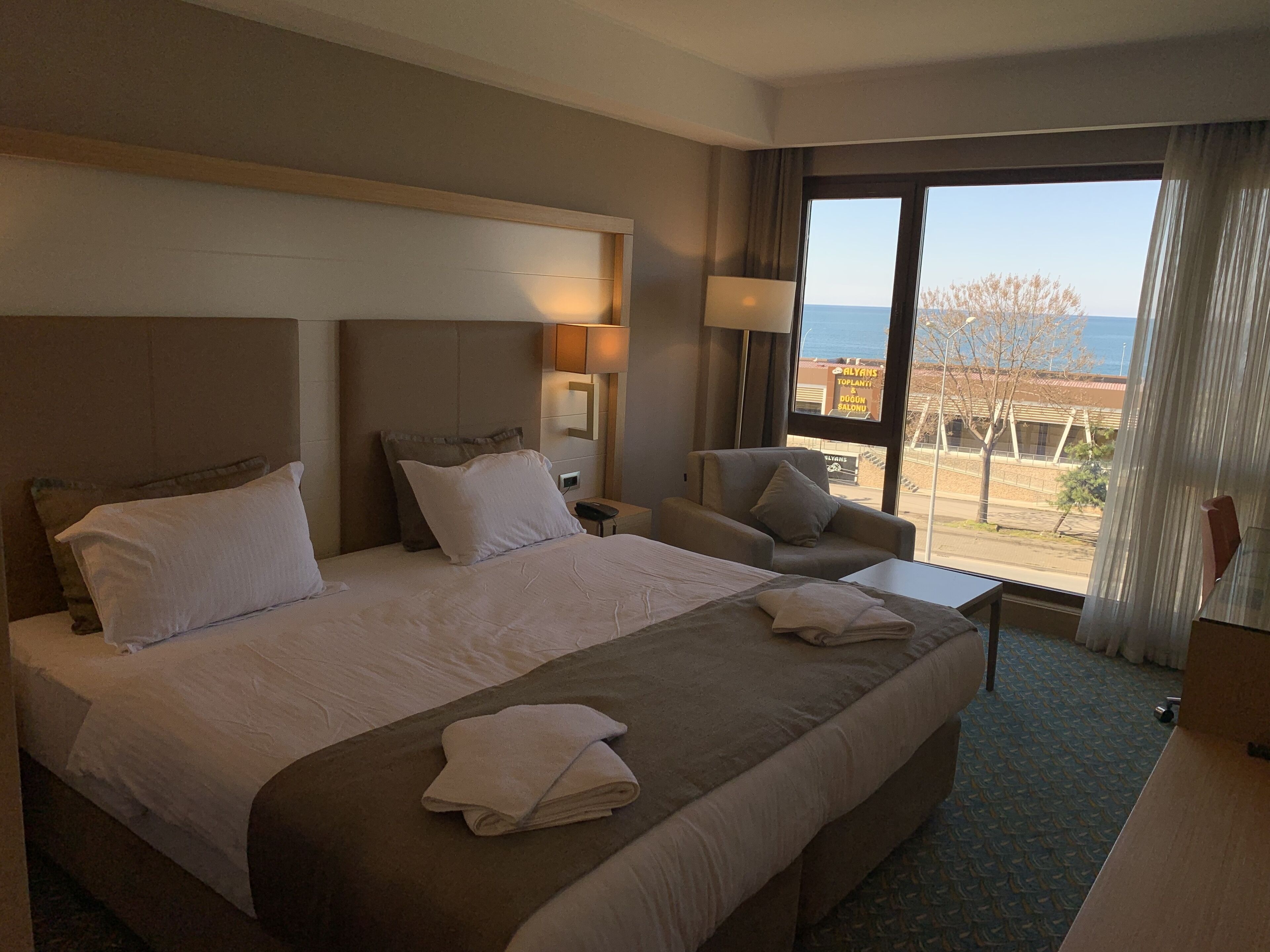 Habitación Deluxe doble, vistas al mar | Ropa de cama de alta calidad, minibar, caja fuerte y escritorio