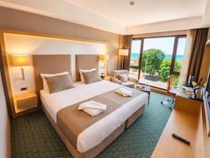 Deluxe Double Room, Sea View | Premium bedding, minibar, in-room safe, desk - Blue Sea Hotel (Trabzon)