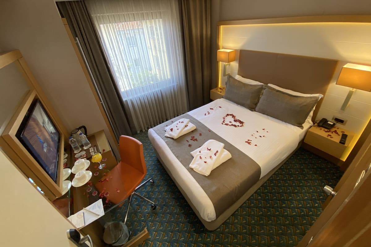Standaard tweepersoonskamer | Luxe beddengoed, een minibar, een kluis op de kamer, een bureau