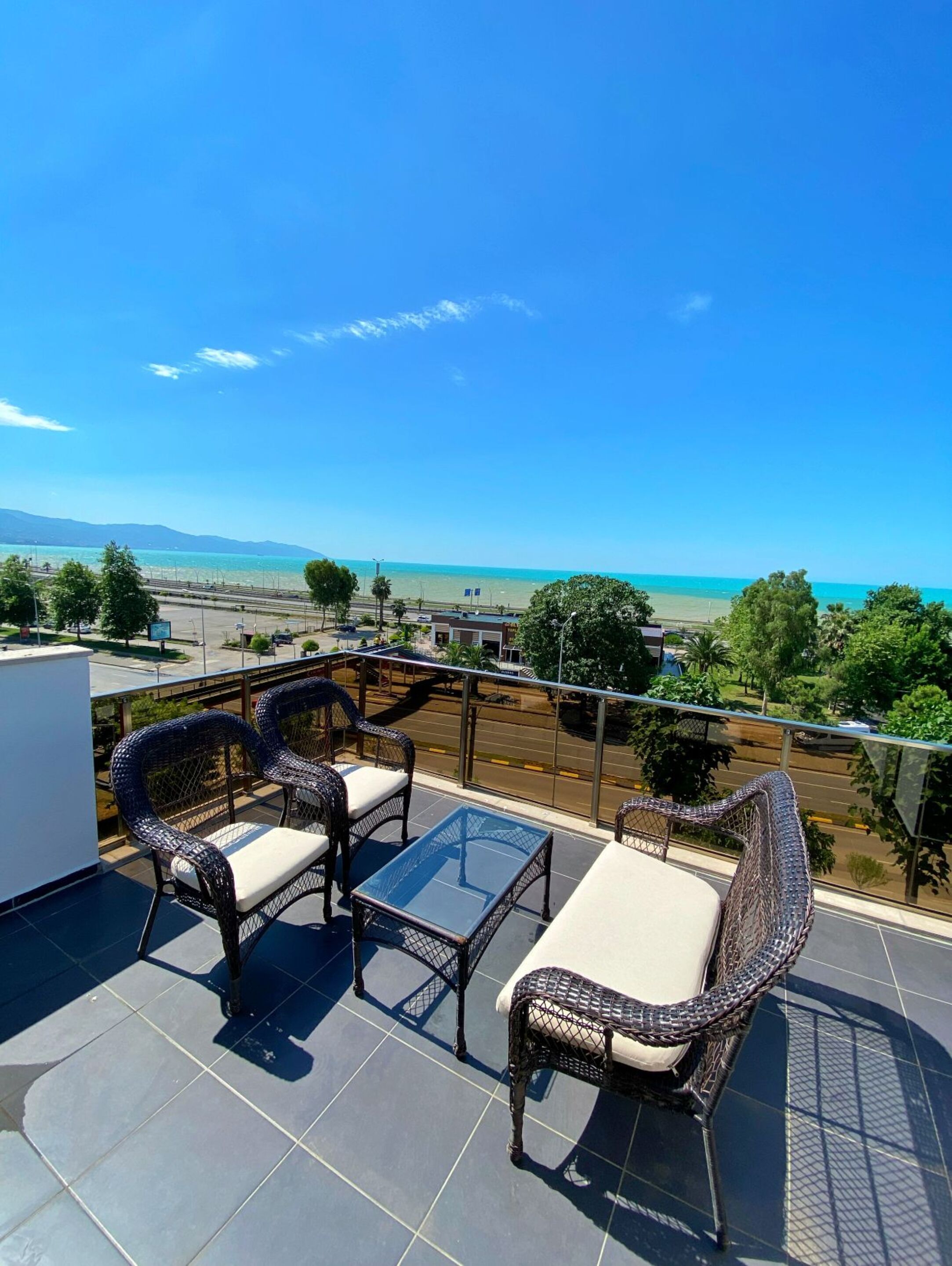 Habitación doble, balcón, vistas al mar | Ropa de cama de alta calidad, minibar, caja fuerte y escritorio