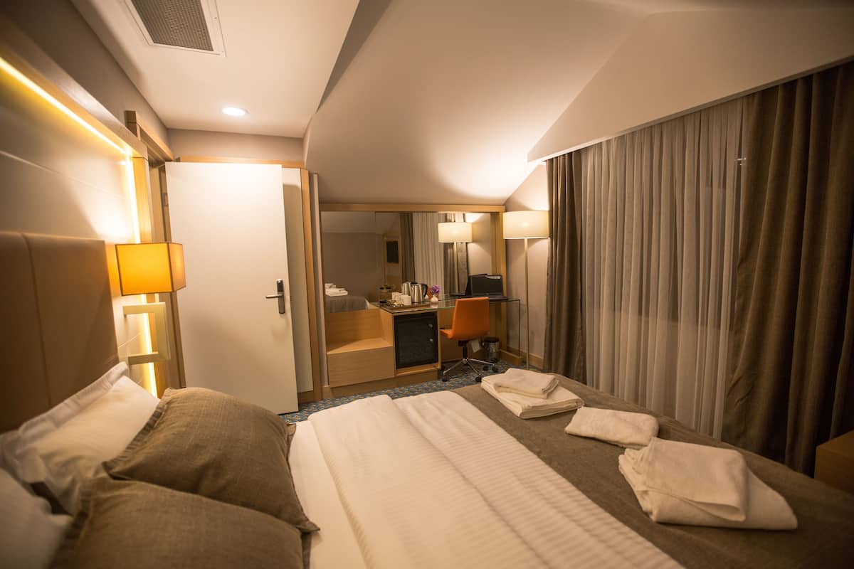 Tweepersoonskamer, uitzicht op bergen | Luxe beddengoed, een minibar, een kluis op de kamer, een bureau