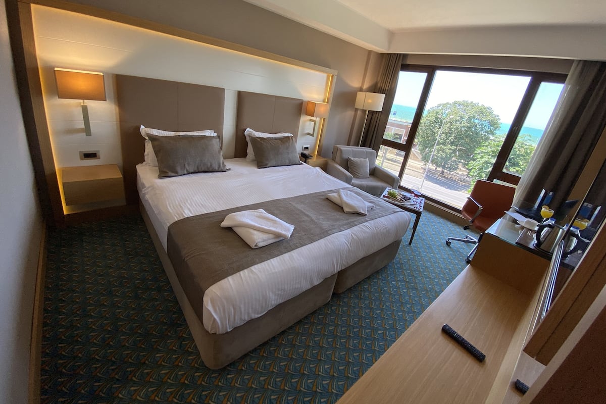 Deluxe tweepersoonskamer, uitzicht op zee | Luxe beddengoed, een minibar, een kluis op de kamer, een bureau