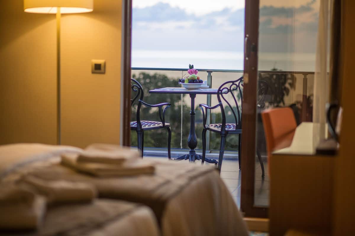 Kamer, 1 twee- of 2 eenpersoonsbedden, balkon | Kameruitzicht