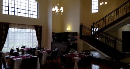 Karen Crescent Hotel