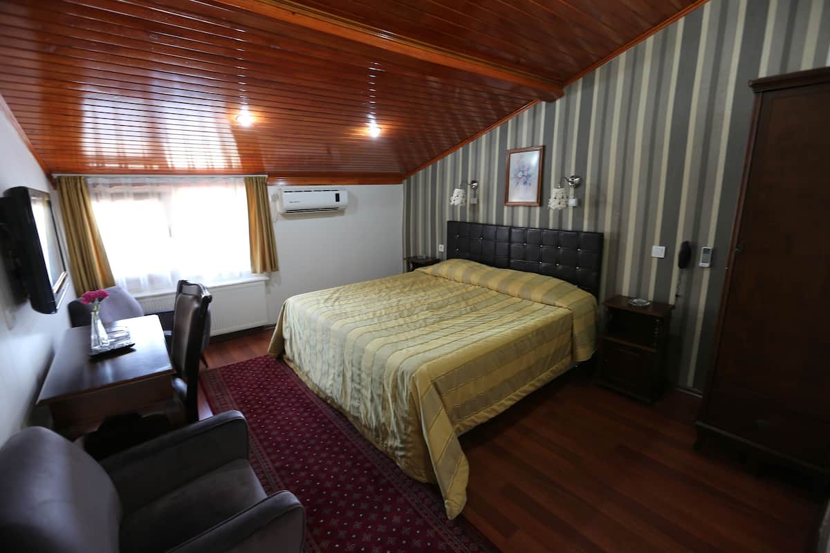 Luxe beddengoed, een bureau, een laptopwerkplek, geluiddichte muren