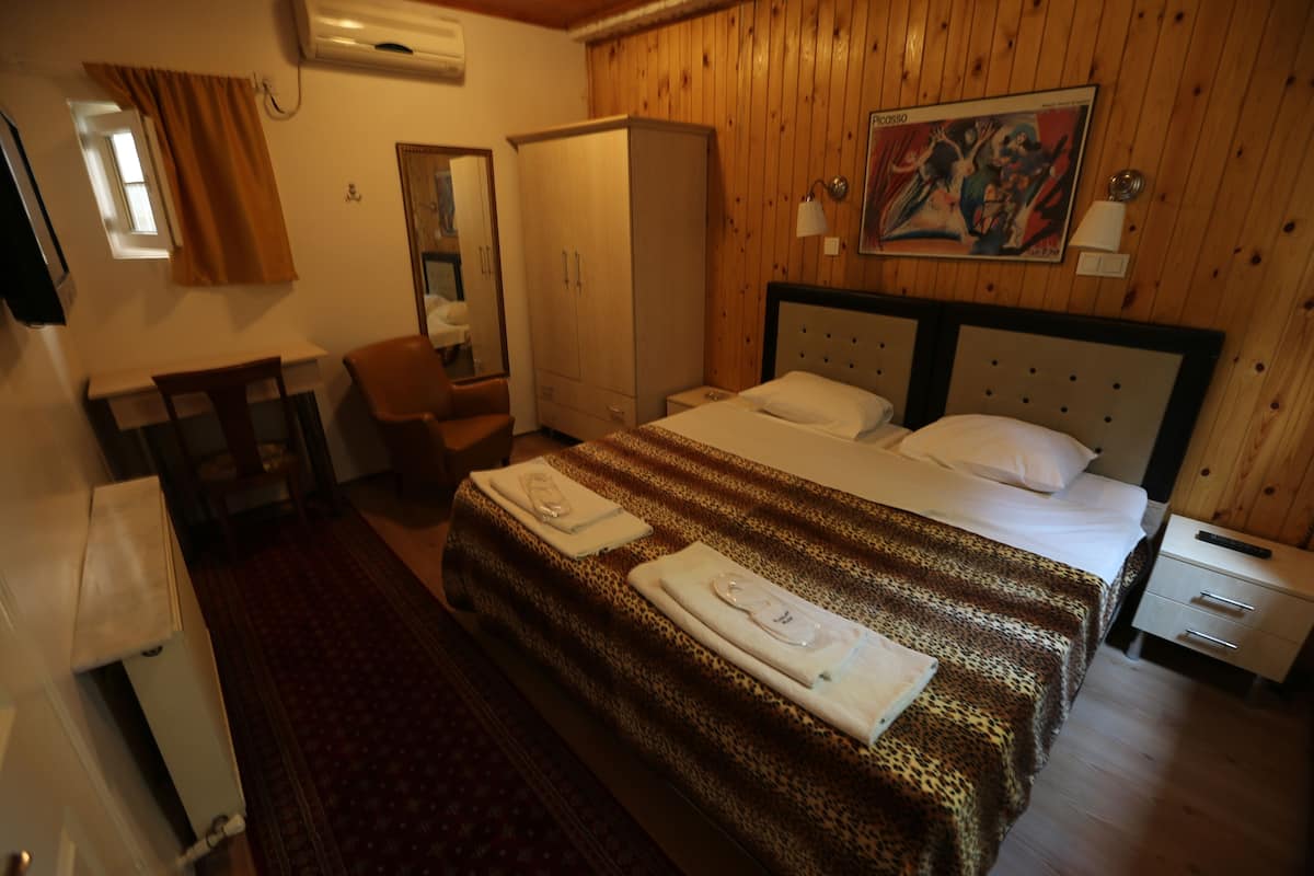 Luxe beddengoed, een bureau, een laptopwerkplek, geluiddichte muren