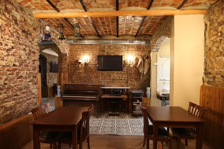 Daily continental breakfast (EUR 10 per person)