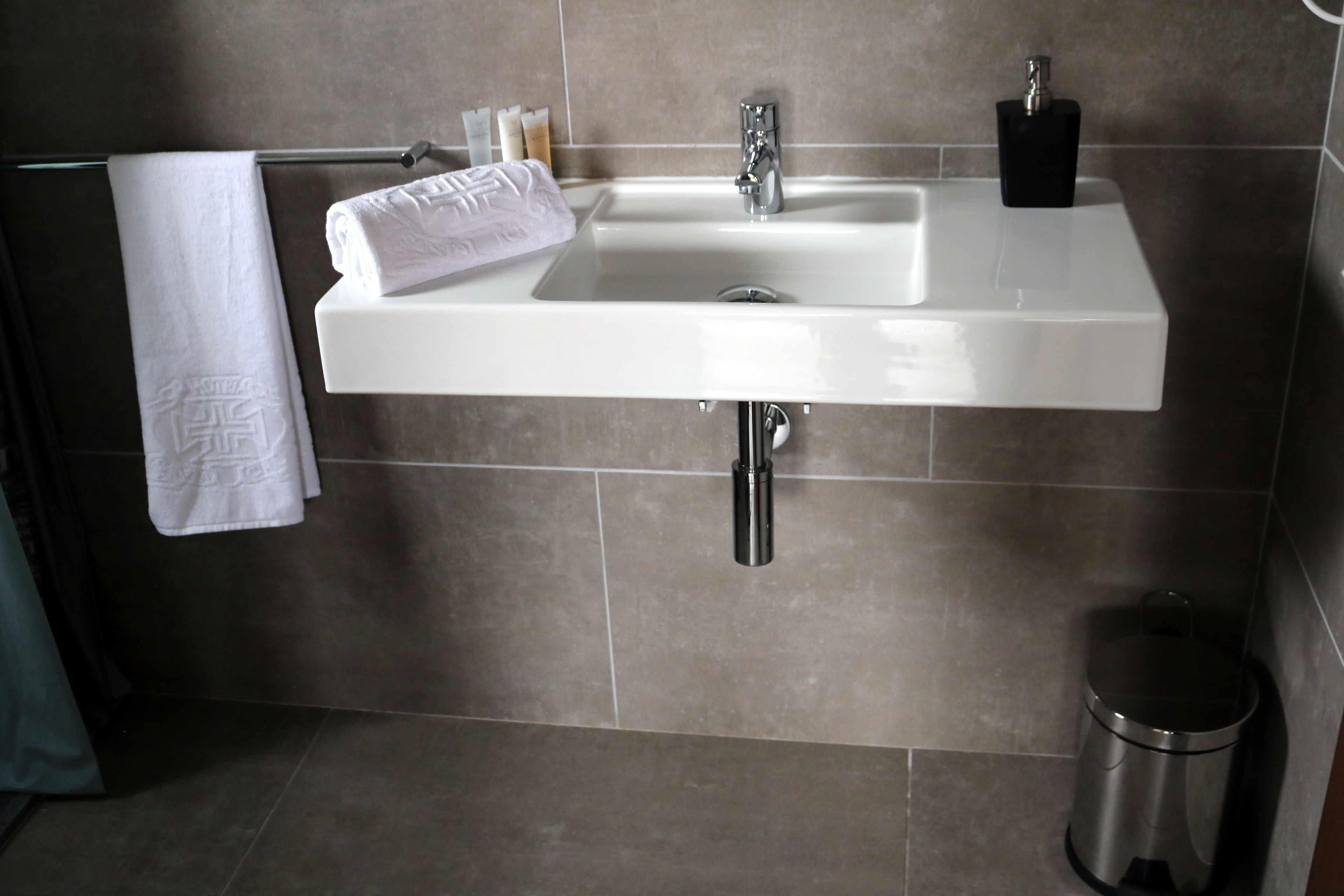 deluxe room | bathroom sink