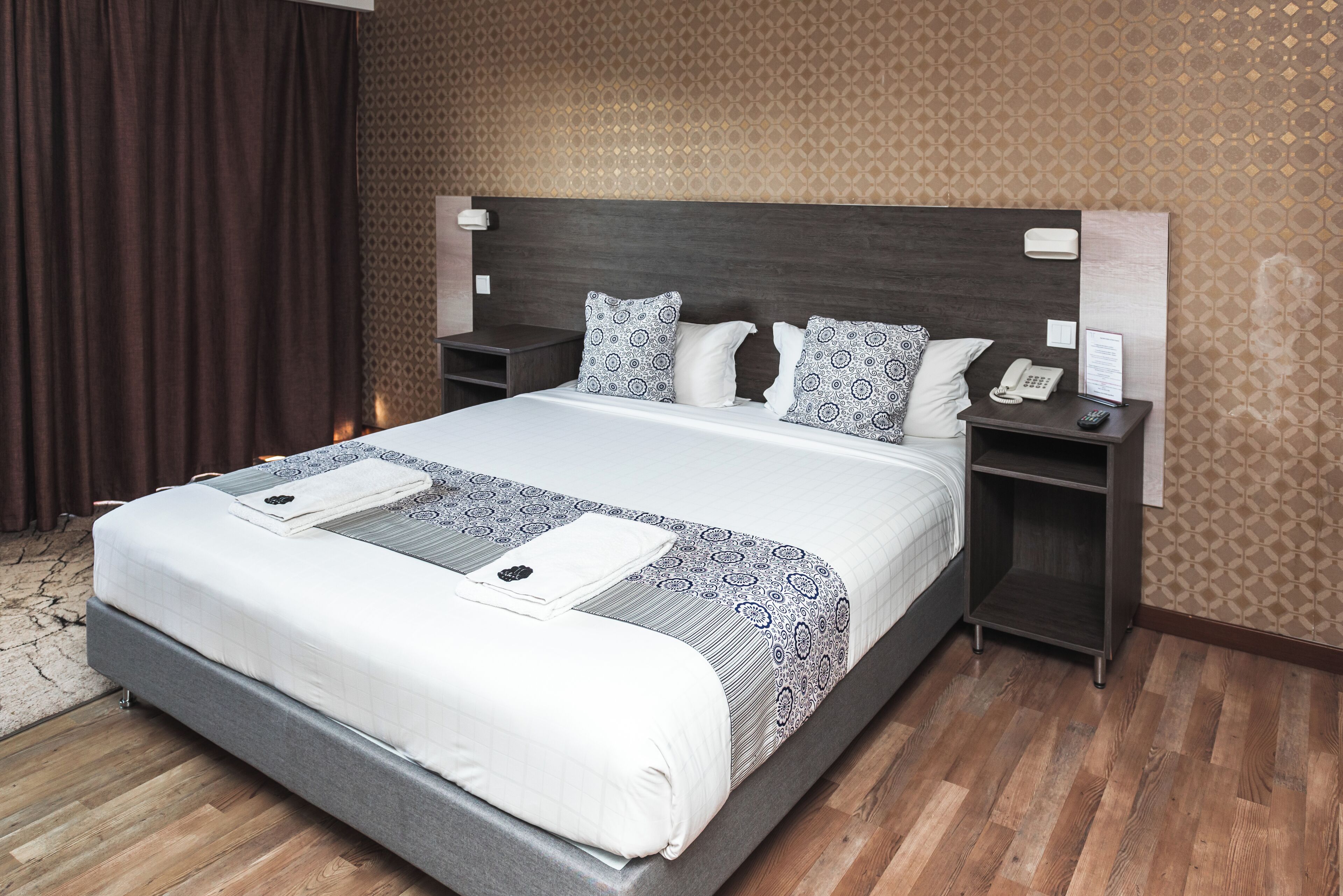 deluxe room | 1 bedroom, in-room safe, desk, laptop workspace