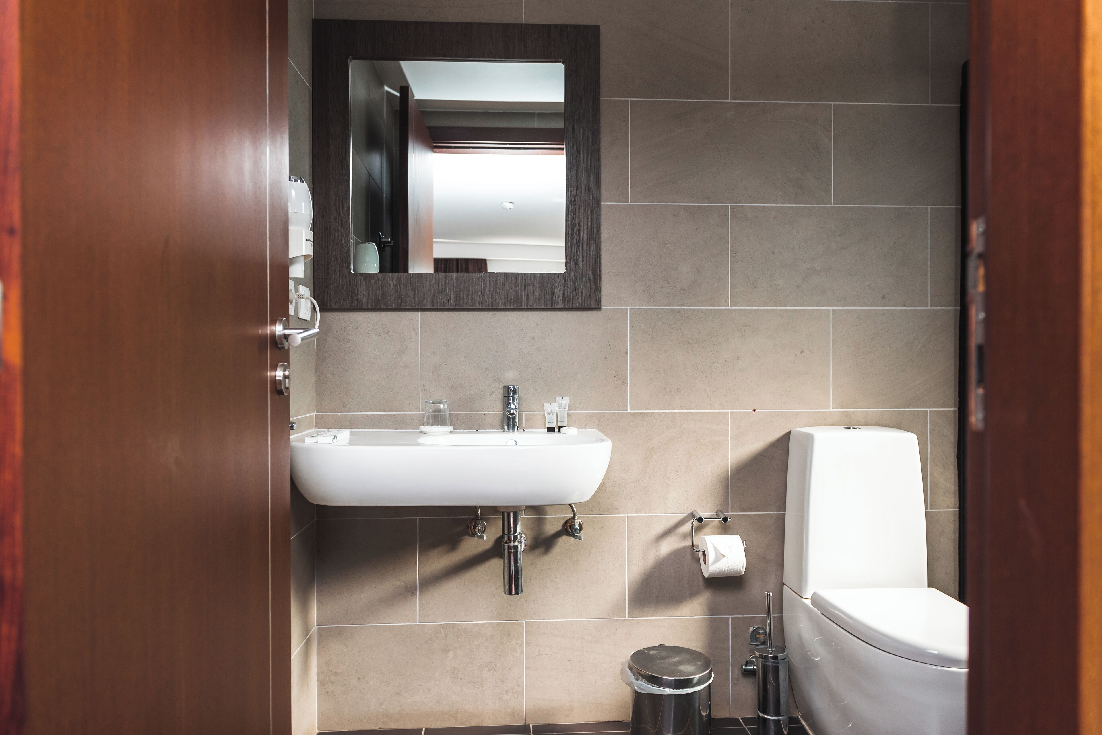 deluxe double room | bathroom | shower, free toiletries, hair dryer, towels