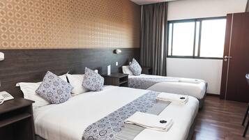 Standard trippelrum | 1 sovrum, vÀrdeförvaringsskÄp pÄ rummet och skrivbord