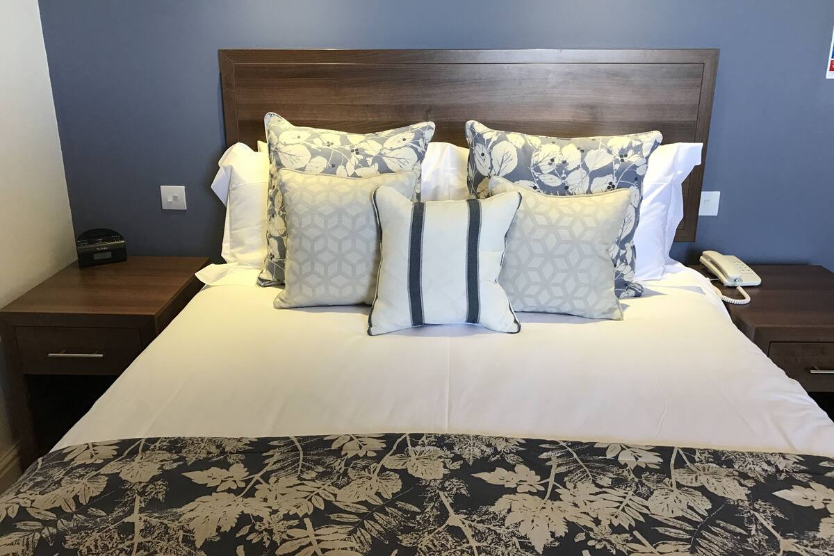 Rollaway beds (surcharge), WiFi (free)