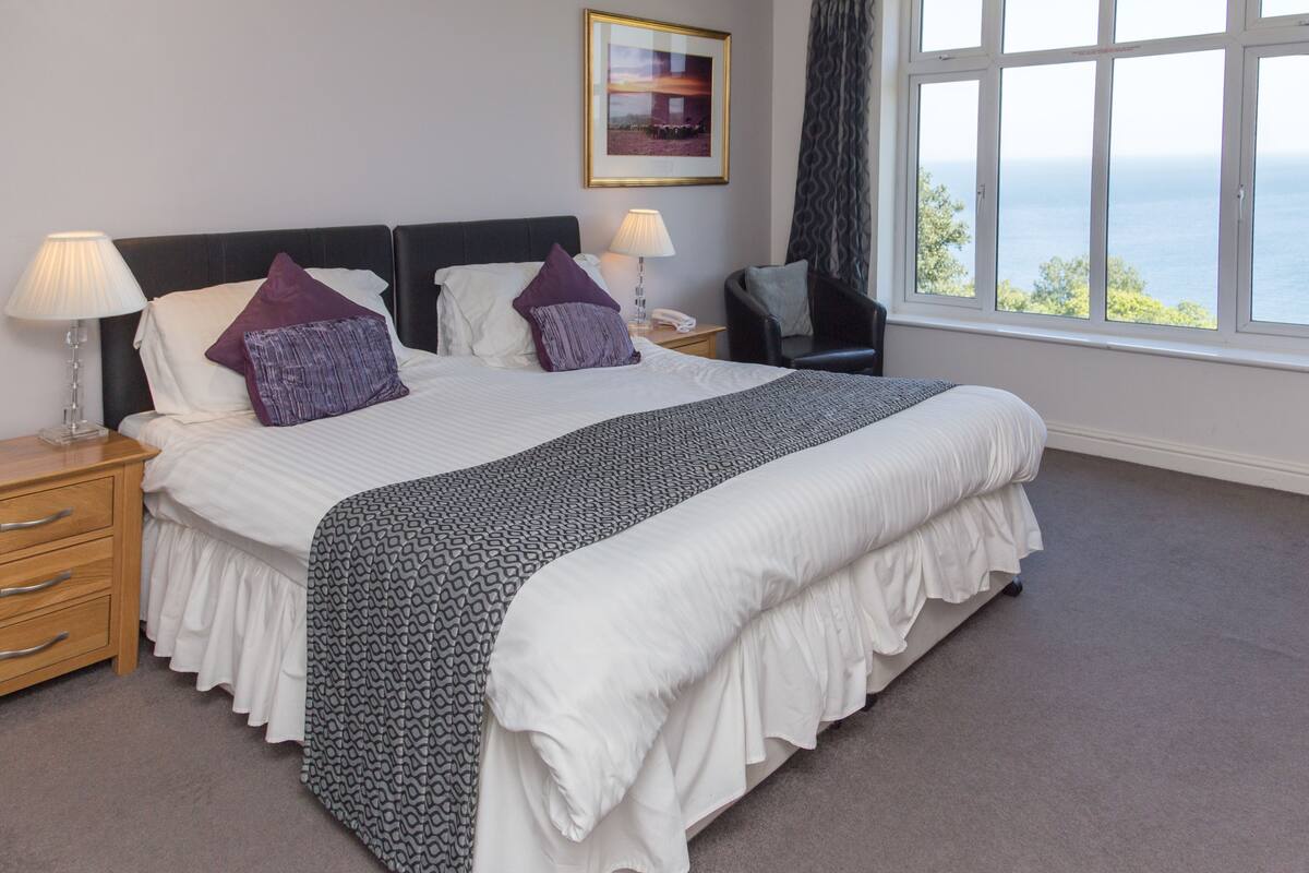 Rollaway beds (surcharge), WiFi (free)