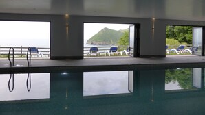 Innendørsbasseng