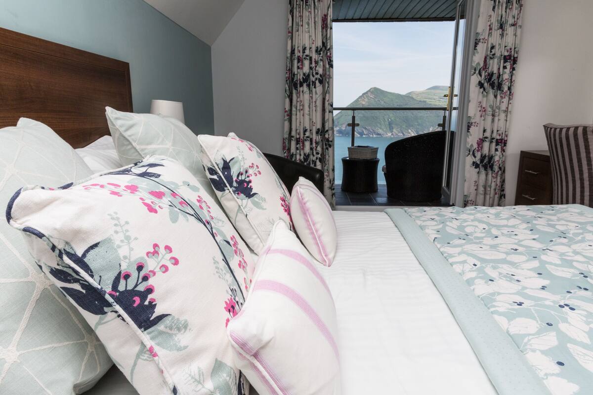 Rollaway beds (surcharge), WiFi (free)
