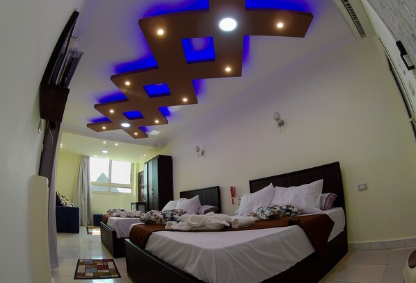 Panoramic fyrbäddsrum | Minibar, värdeförvaringsskåp på rummet och mörkläggningsgardiner