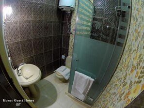 Dusch, regndusch, gratis toalettartiklar och hårtork