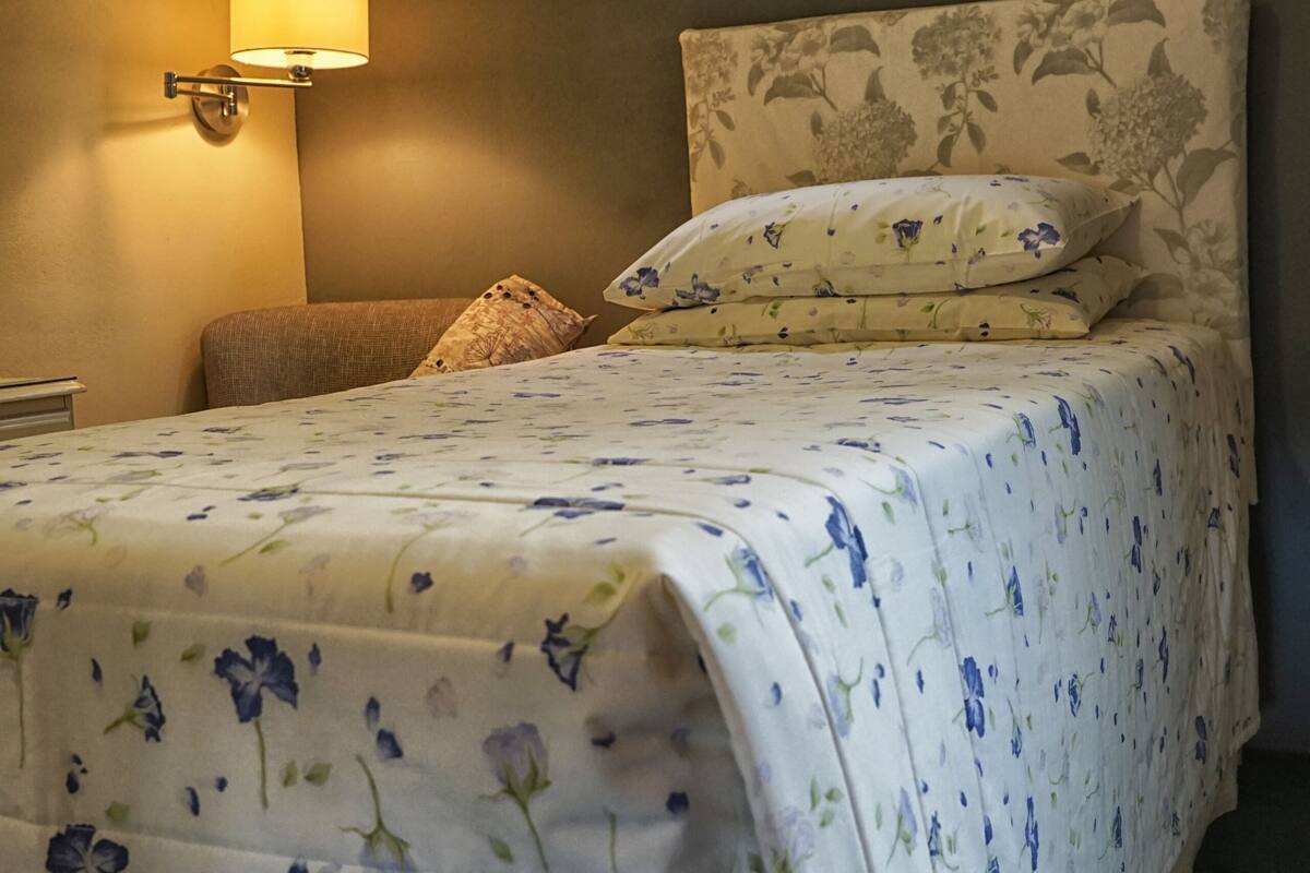 Single Room | Premium bedding, desk, laptop workspace, soundproofing