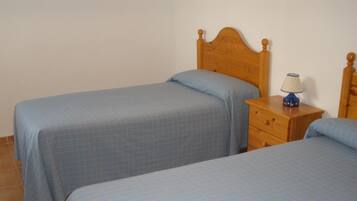 3 bedrooms, soundproofing, rollaway beds, bed sheets