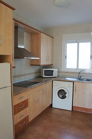 Standard Apartment, 2 Bedrooms | Private kitchen | Fridge, microwave, stovetop, cookware/dishes/utensils