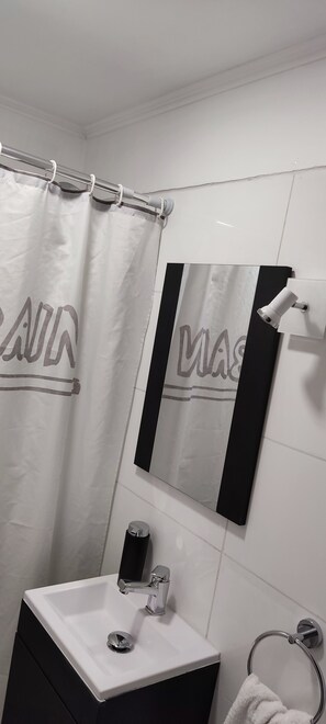 Panoramic Apartment | Bathroom | Towels, soap, shampoo, toilet paper - Comarca Recreo (Vina del Mar)
