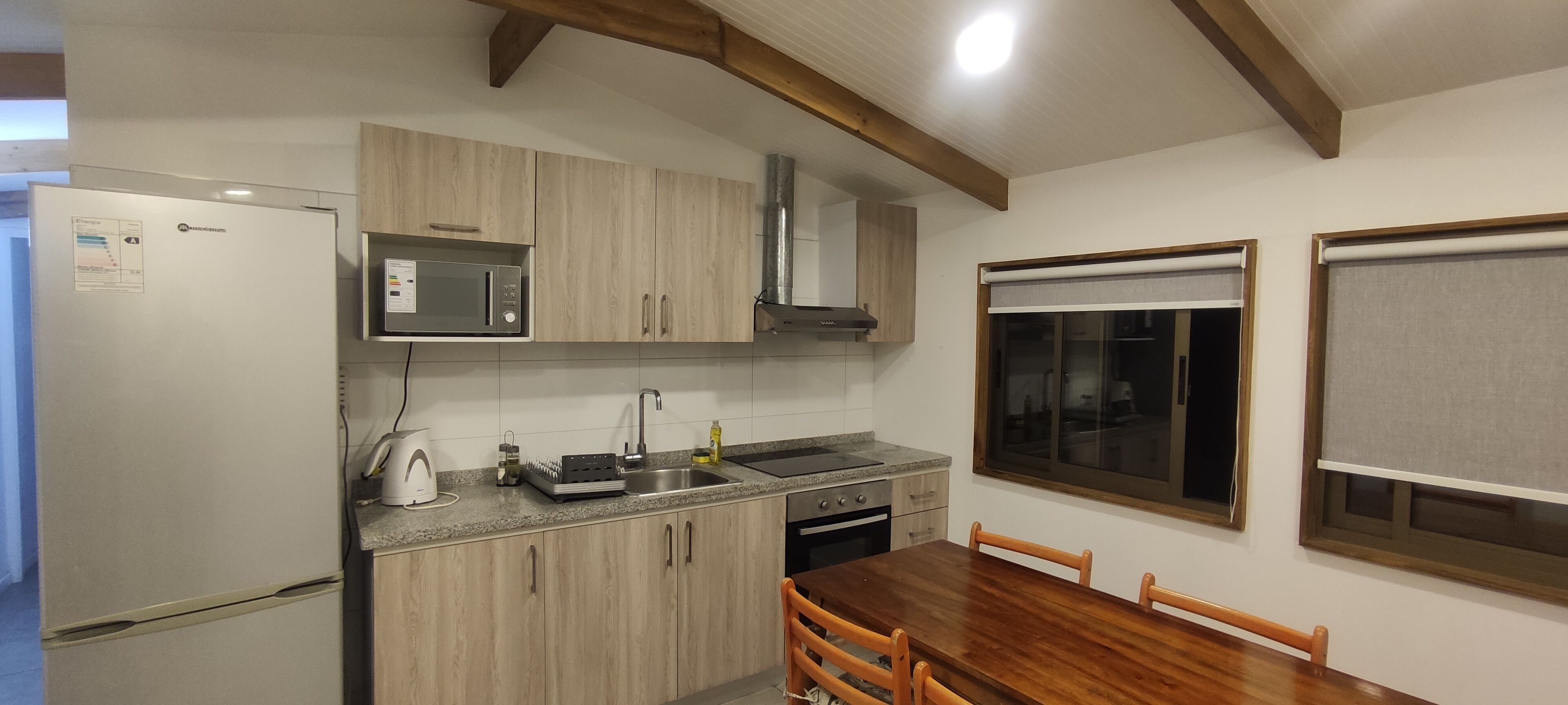 Departamento panorámico, varias camas, baño privado | Cocina privada | Microondas, parrilla de estufa y utensilios de cocina 