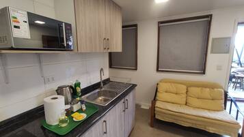 Apartamento panorâmico | Cozinha privada | Micro-ondas, cooktop, talheres/pratos/utensílios de cozinha