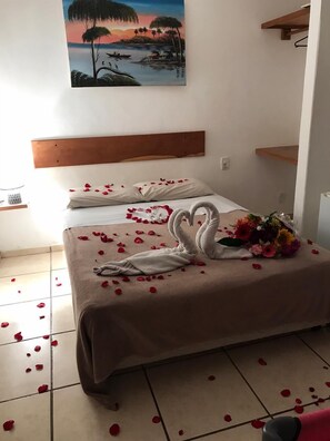 Quarto casal ou duplo standard | Frigobar, Wi-Fi de cortesia, roupa de cama