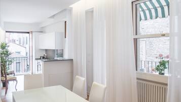 Panoramic Apartment, 2 Bedrooms (Check-in online) | In-room dining