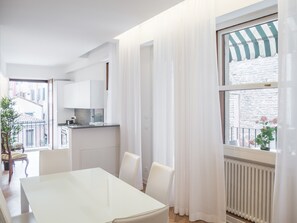 Panorama appartement, 2 slaapkamers (Check-in online) | Dineren op de kamer