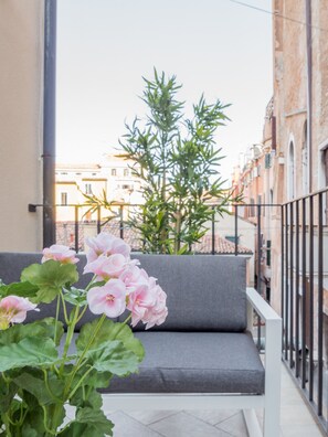 Panoramic Apartment, 2 Bedrooms (Check-in online) | Room amenity - Luxury Apartment On Grand Canal (Venice)