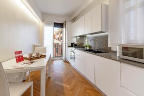 Departamento panorámico, 2 habitaciones (Check-in online) | Cocina privada | Tostadora y utensilios de cocina 