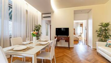 Apartamento panorámico, 2 habitaciones (Check-in online) | Comedor
